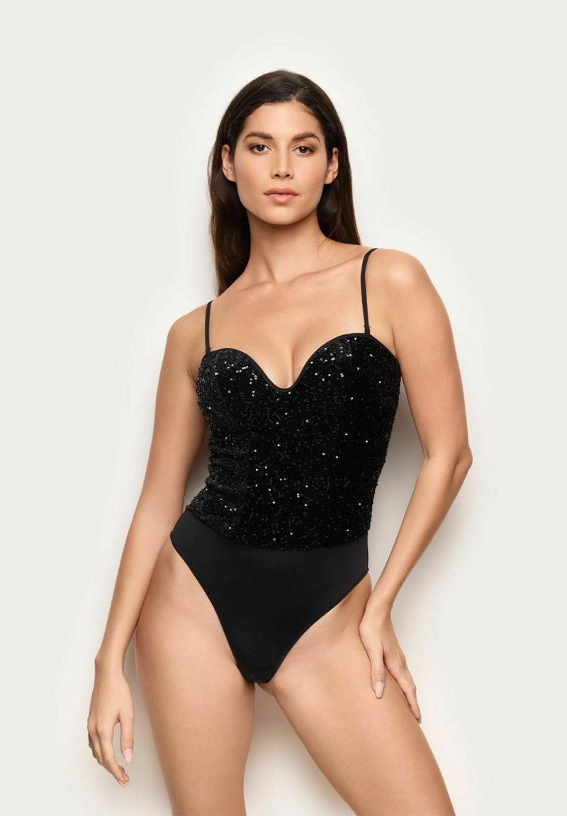 Černý body s flitry a hlubokým výstřihem, tenkými ramínky a vysokým výřezem na nohách, doplněný o jednobarevný černý spodek. Hladká textura.