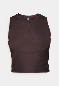 Tamno smeđi rebrasti crop top s širokim trakama, okruglim izrezom i bešavnim dizajnom. Ima priljubljen siluet i rastezljiv materijal za udobnost.