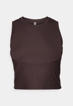 Mørkebrunt ribbestrikket crop top med brede stropper, rund halsutskjæring og sømløst design. Har en tettsittende silhuett og elastisk stoff for komfort.
