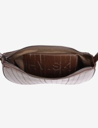 Rjava teksturirana usnjena torba z zadrgo, z gladkim notranjim delom in reliefnim logotipom blagovne znamke na notranji plošči.