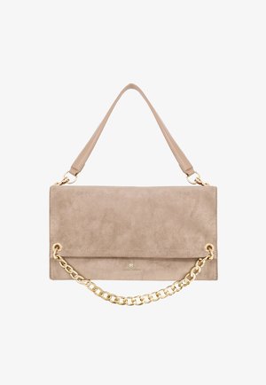 Borsa a spalla in suede beige con un accento in catena dorata e design piatto. Presenta una sola tracolla con una superficie liscia e una chiusura magnetica.