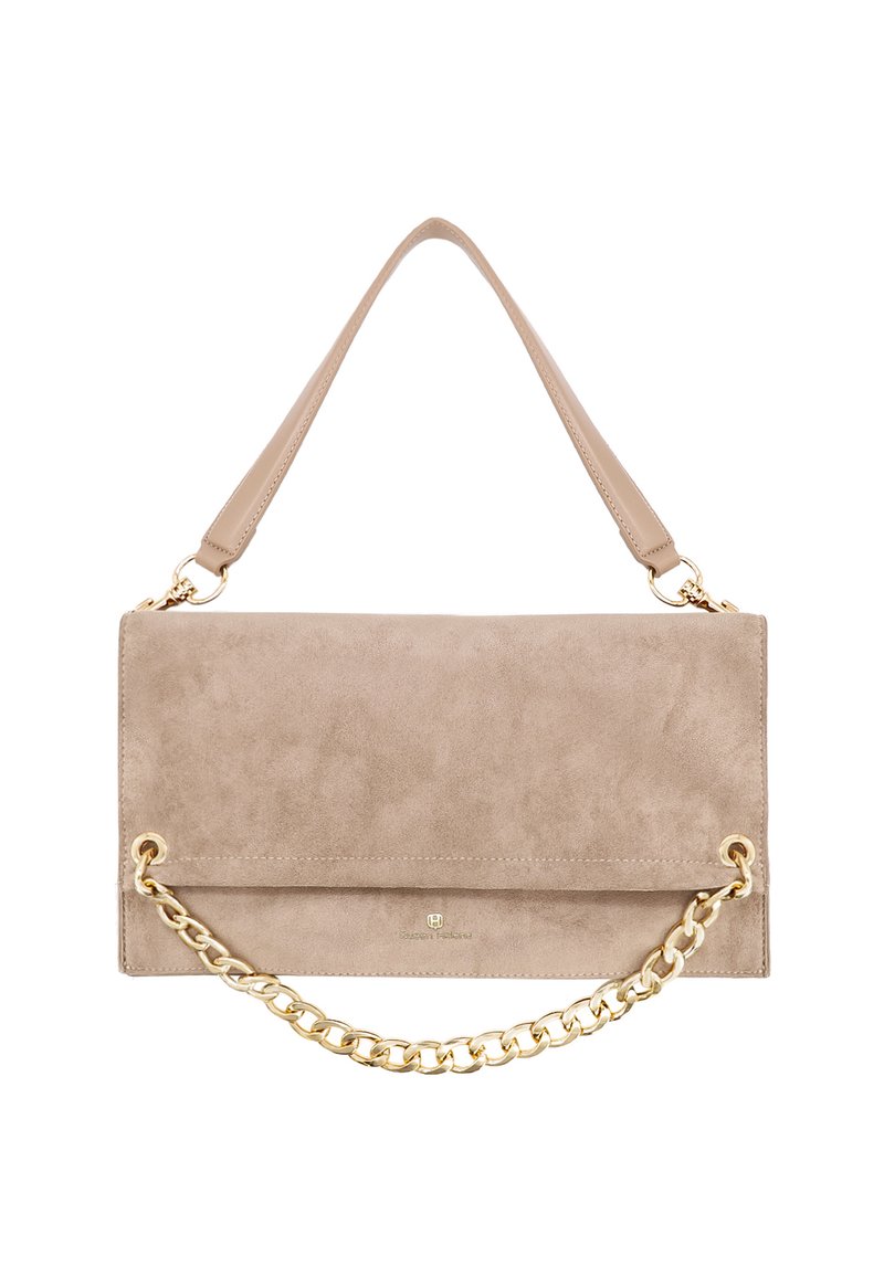 Borsa a spalla in suede beige con un accento in catena dorata e design piatto. Presenta una sola tracolla con una superficie liscia e una chiusura magnetica.