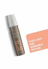 Wella Body Crafter spray i en matt brun flaska med en vit pumpdispenser; textfältet säger "Ger lätt och bearbetbar textur."