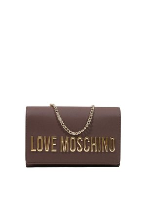 Bruine rechthoekige handtas met gouden kettingriem en grote gouden letters waarop "LOVE MOSCHINO" staat geschreven aan de voorkant.