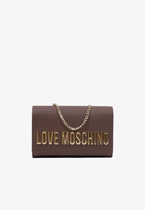 Brun rektangulær håndtaske med guld kæderem og store gyldne bogstaver, der staver "LOVE MOSCHINO" på forsiden.