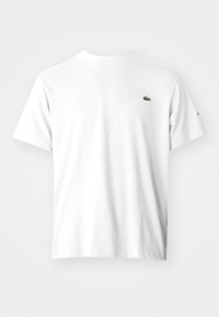 Camiseta blanca de manga corta con cuello redondo y un pequeño logo de cocodrilo verde en el lado izquierdo del pecho.