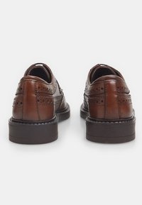 Bata Stringate - braun