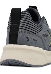 Grauathletikschuh mit einer strukturierten Stoffoberfläche, schwarzen Akzenten und einer weißen Sohle. Verfügt über ein erhöhtes Logo und ein horizontales Streifendesign.