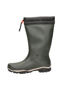 Botte en caoutchouc verte avec un design moulé, col supérieur noir et cordon de serrage rouge. Elle possède une semelle texturée pour une meilleure adhérence et durabilité.