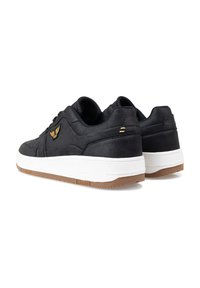 Zwarte sneakers met een gladde textuur, voorzien van een witte tussenzool, gumrubberen buitenzool en een gouden vleugel logo aan de zijkant. Rond design aan de achterkant.