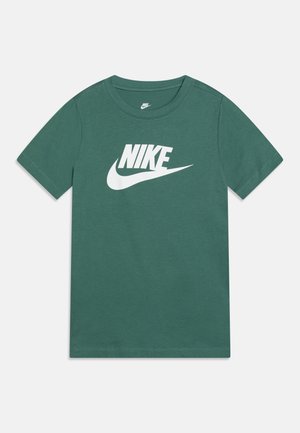 Groene Nike T-shirt met korte mouwen, wit Nike-logo en swoosh aan de voorkant, ronde hals en een effen achtergrond.