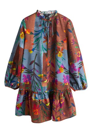 Langärmeliges, knielanges Kleid mit gerafftem Saum, elastischen Bündchen, Bindeband am Hals und buntem Blumenmuster auf blau-braunem Patchwork-Hintergrund.