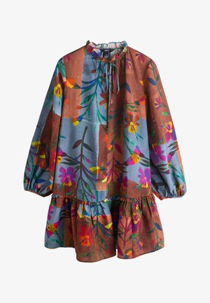 Robe à manches longues, longueur genou, avec ourlet à volants, poignets élastiques, col à nouer et motif floral coloré sur fond patchwork bleu et marron.