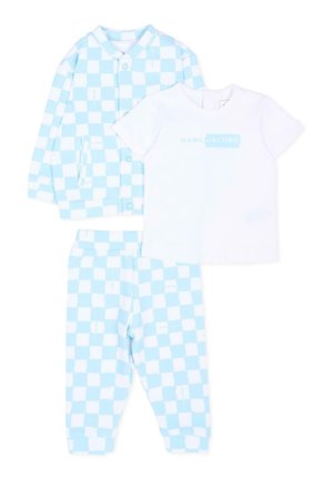 Completo per bambini composto da giacca e pantaloni a quadretti blu e bianchi, abbinati a una t-shirt bianca con logo Marc Jacobs.