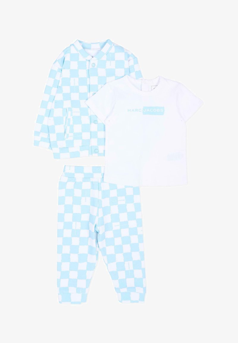 Ensemble de vêtements pour enfants avec une veste et un pantalon à carreaux bleu et blanc, assortis à un t-shirt blanc avec le logo Marc Jacobs.