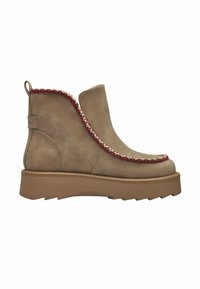 Tan enkellaarsjes met een gladde suède afwerking, voorzien van een geweven rode en crème trim langs de bovenkant en een stevige bruine rubbersole.