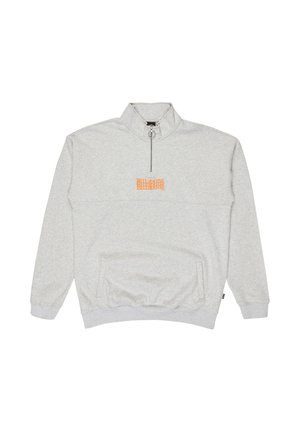 Svetlošedý sveter s polozipsovým golierom, prednou klokankou a oranžovým grafickým textom v strede. Mäkký materiál z bavlneného zlučeniny.
