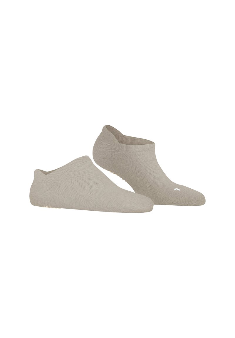 Ein Paar beigefarbene, tiefer geschnittene, nahtlose, strukturierte Slipsocken mit Griffpunkten an der Sohle, nebeneinander auf weißem Hintergrund präsentiert.