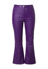 Fioletowe, rozszerzające się spodnie wykonane z gładkiego, syntetycznego materiału. Posiadają zapięcie na guzik i zamek błyskawiczny z przodu oraz standardowe kieszenie po bokach.