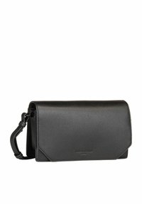 Czarna skórzana kopertówka o teksturowanym wykończeniu. Posiada klapkę zakrywającą oraz regulowany pasek na ramię. Minimalistyczny design.