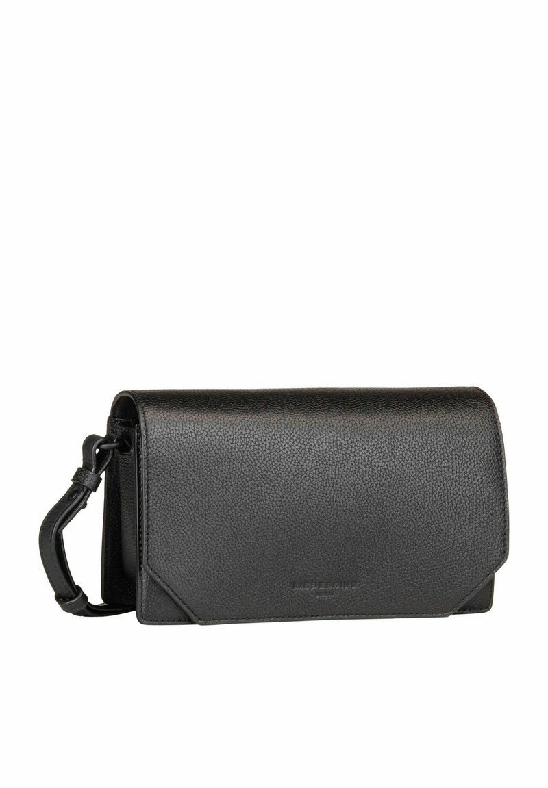 Czarna skórzana kopertówka o teksturowanym wykończeniu. Posiada klapkę zakrywającą oraz regulowany pasek na ramię. Minimalistyczny design.