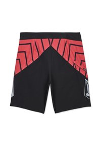 Shorts noirs avec des motifs géométriques rouges et noirs à la taille et un logo réfléchissant sur la jambe inférieure droite.