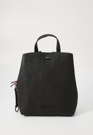 Czarna torebka Desigual z tłoczonymi kwiatowymi wzorami, pojedynczym górnym uchwytem, przednim zatrzaskiem oraz małą boczną kieszonką na zamek z czerwonymi zakładkami.