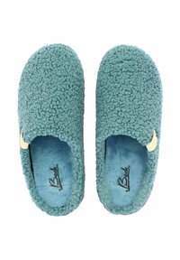 Zachte, teal kleurige, donzige slippers met een gestructureerde buitenkant. Open achterontwerp en een lichtgekleurde accent nabij de hiel. Comfortable binnenvoering.