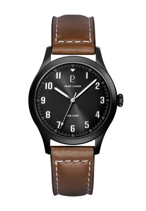 Orologio da polso rotondo nero con numeri bianchi, lancette argentate che segnano le 10:10:36, e cinturino in pelle marrone cucito.