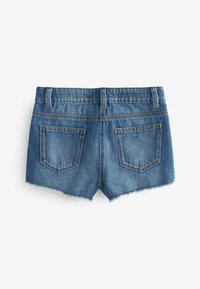 Shorts de mezclilla en azul medio. Presenta dos bolsillos traseros y un dobladillo deshilachado. La tela tiene una textura con costuras visibles alrededor de la cintura y los bolsillos.