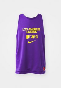 Lila kosárlabda mez légies anyagból, a bal alsó sarokban sárga betűkkel a "LOS ANGELES LAKERS" felirattal és Nike logóval.