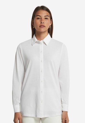 Witte lange mouwen knoopsleefshirt gemaakt van lichtgewicht stof met een klassieke kraag, sluiting aan de voorkant met knoppen en manchetten. Zachte textuur, geen patronen.