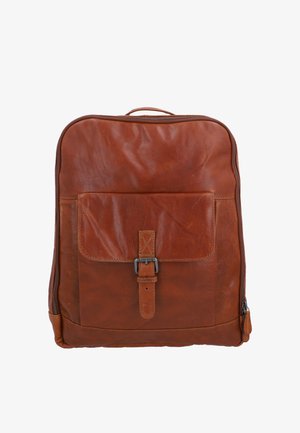 Bruine leren rugzak met voorvak met gesp, bovenste handvat en ritssluiting, afgebeeld tegen een witte achtergrond.