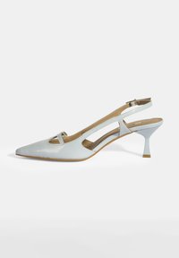 Helleblaue Slingback-Pumps mit spitzem Zehenbereich, ausgeschnittenem Design, beige Innenausstattung und schlankem, konischem Absatz. Glattes Leder auf der gesamten Fläche.