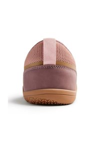 Scarpe da ginnastica rosa con tomaia in rete, tallone in morbido suede, suola in gomma e un motivo di presa testurizzato. Presentano un linguetta posteriore per indossarle facilmente.