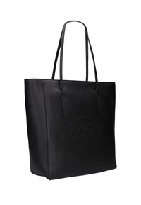 Zwarte leren tote bag met een gestructureerd oppervlak, voorzien van twee lange handvatten en een gebosseleerd rond logo aan de voorkant.