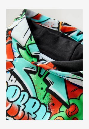 Grafiškas džemperio apykaklė su ryškaus rašto žaliais, raudonais ir juodais atspalviais. Pagamintas iš minkštos medžiagos su patogiu juodu vidiniu pamušalu.