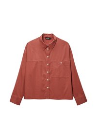Chemise boutonnée couleur rouille avec un col, des manches longues et une poche poitrine. Fabriquée en tissu lisse avec une coupe décontractée.
