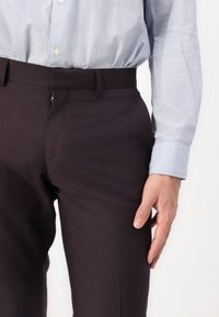 Isaac Dewhirst NOTCH SLIM SUIT  - Κοστούμι - bitter chocolate