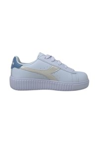 Zapatillas blancas con un upper sintético suave, que presentan un logo dorado en el lateral, un acento en el talón de color azul claro y una suela de goma blanca texturizada.