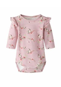 Body bébé rose à manches longues avec épaules à volants, décoré d'un motif d'oiseaux, de fleurs et de feuilles, avec des pressions au bas.