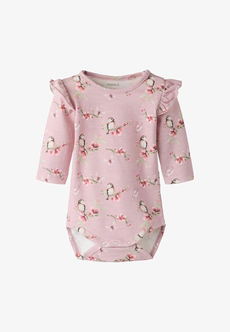 Body bébé rose à manches longues avec épaules à volants, décoré d'un motif d'oiseaux, de fleurs et de feuilles, avec des pressions au bas.