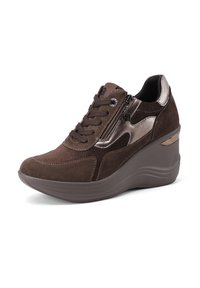 Baskets en daim marron avec des accents métalliques, design à lacets, fermeture éclair sur le côté et semelle compensée pour plus de hauteur et de confort.