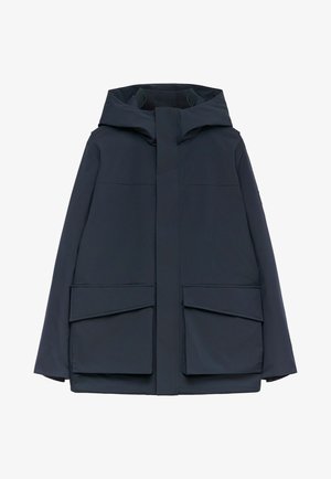 Marineblauwe jas met een hoge kraag en grote voorzakken. Gemaakt van glad, waterdicht materiaal. Heeft een ritssluiting aan de voorkant en een verstelbare capuchon.