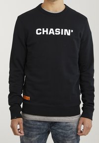 CHASIN' Sudadera - black