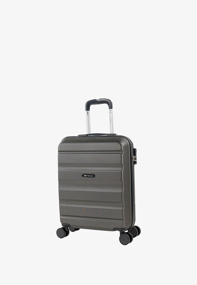 Maleta de mano rígida de color gris con cuatro ruedas y un asa retráctil, con la marca "Itaca" en el centro delantero.
