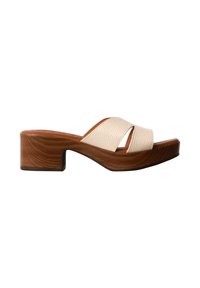 Sandale slide en cuir beige texturé avec bout ouvert, semelle plateforme en bois et talon bloc.