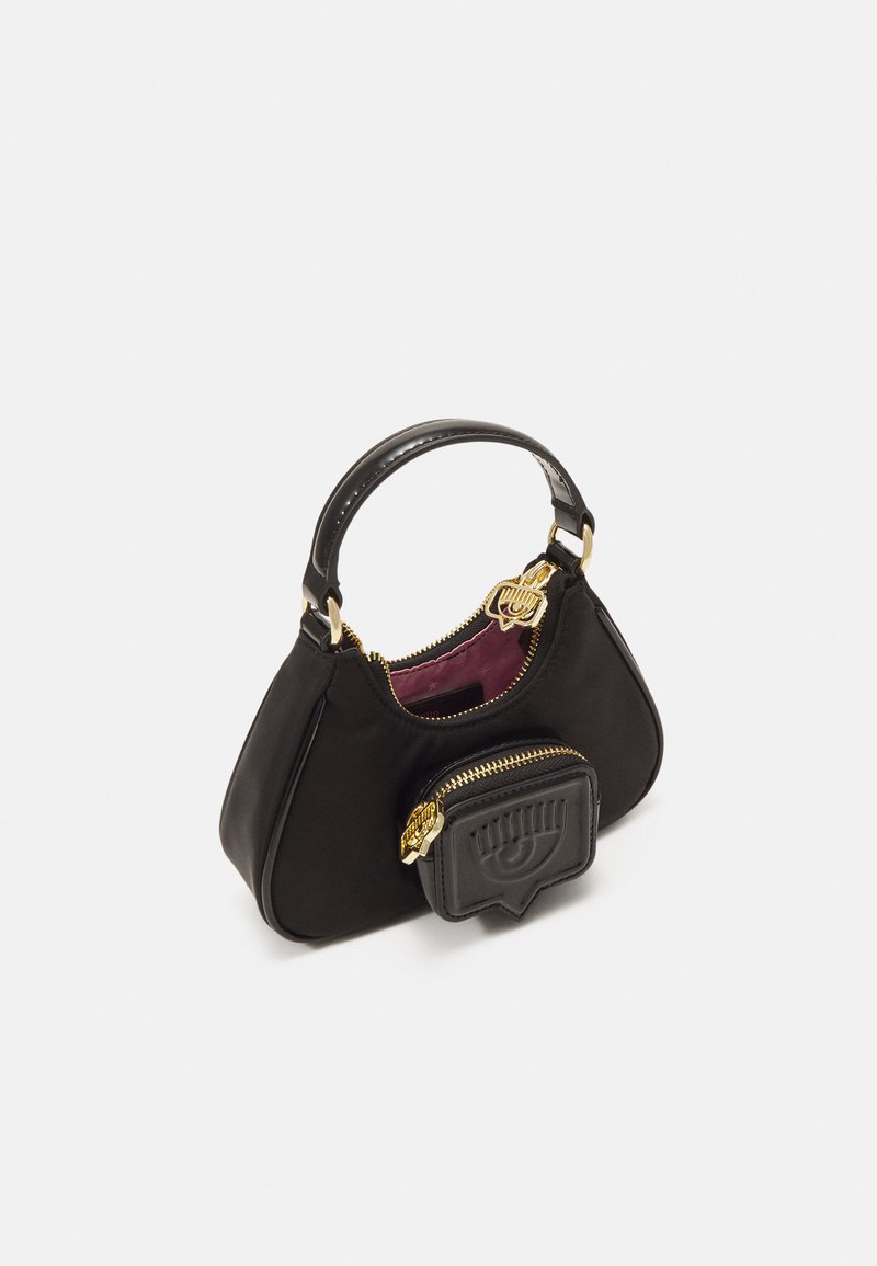 Schwarze Lederhandtasche mit strukturiertem Äußeren, goldenen Beschlägen und einem kleinen abnehmbaren Reißverschlussbeutel. Das Innere ist mit einem burgunderfarbenen Futter ausgestattet.