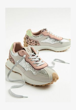 Bunte Sneakers aus einer Mischung aus grauen, rosa und silbernen Materialien. Glitzerakzente, Details im Leopardenmuster und strukturierte Schnürsenkel.
