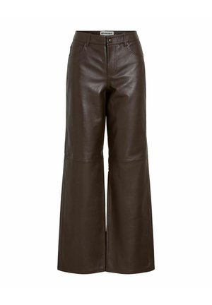 Bruine leren wijde broek met een gladde textuur, voorzien van een hoge taille, knoopsluiting en zakken aan de voorkant en achterkant.